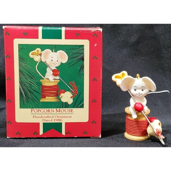 Hallmark POPCORN MOUSE Christmas Ornament Chris Mouse stringing cranberries 1986 - Picture 1 of 9